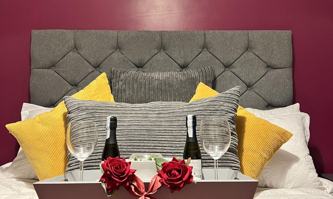 Brierley Hill Copropriété | Luxurious 1 bd on the Waterfront. Walking distance to many amenities and shops.