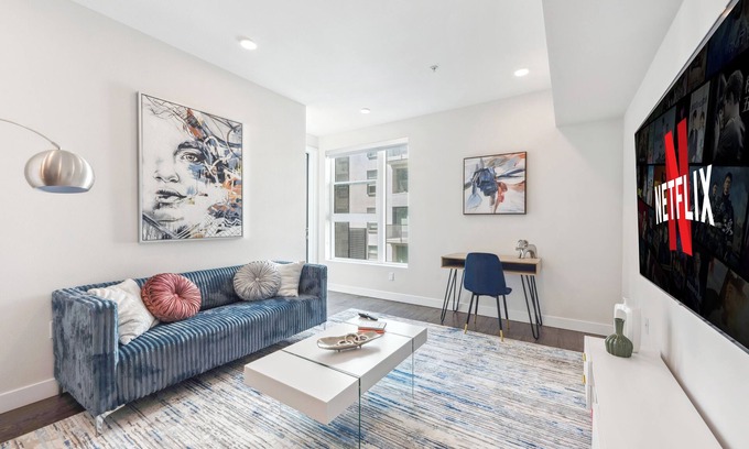 Beverly Hills Appartement | Luxurious 1bd apt in Hollywood w/Free Parking, Pool, Gym