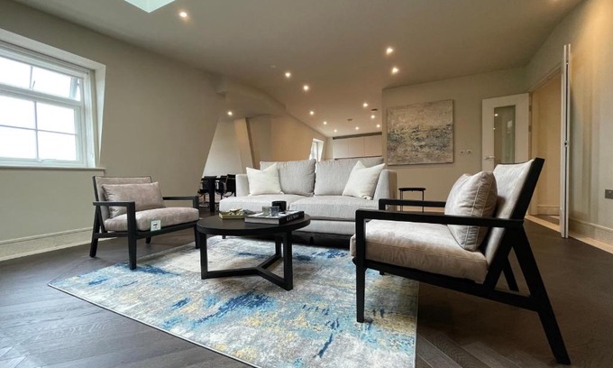 Chigwell Appartement | luxurious, 2 bed, 2 bath penthouse apartment in highly desirable Chigwell CHCL F8