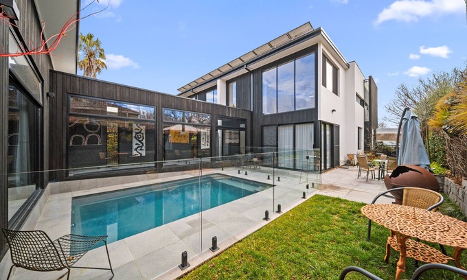 Ainslie Maison | Luxurious 2-Bed: Pool, Lift, Alfresco Dining