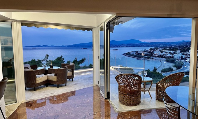 Saronida Appartement | Luxurious 2-bed Seaside Apartment in Saronida