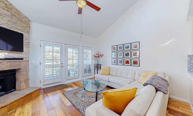 Biltmore Courts Copropriété | Luxurious 2-Bedroom Retreat in Phoenix with Stunning Mountain Views