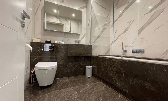 Chigwell Appartement | Luxurious 2 BR, 2 BA Apt, Desirable Chigwell