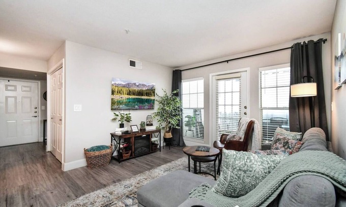 Astrodome Appartement | Luxurious 2BD King in Master, NRG/TMC, Fireplace!