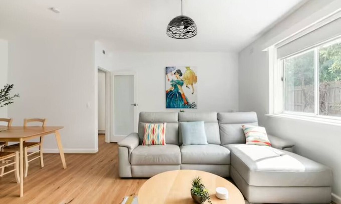 Ascot Vale Appartement | Luxurious 2br: Near Showgrounds & Racecourse!