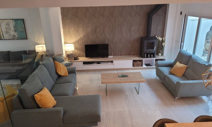Nerja City Centre Maison | Spacieuse maison de 2/3/4 chambres avec terrasse sur le toit avec jacuzzi dans le centre de Nerja