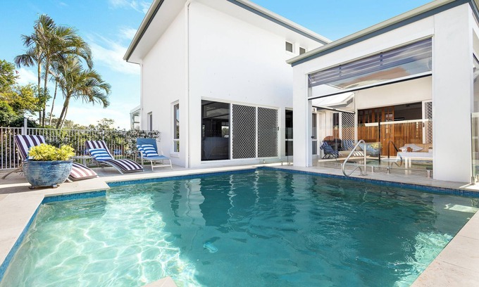Twin Waters Appartement | Luxurious 3-Bedroom Canal-Front Home with Pool-Twin Waters
