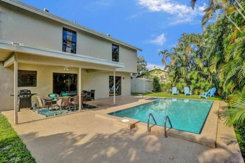 Delray Beach Maison | Luxurious 3-Bedroom House w Priv Pool Game Room