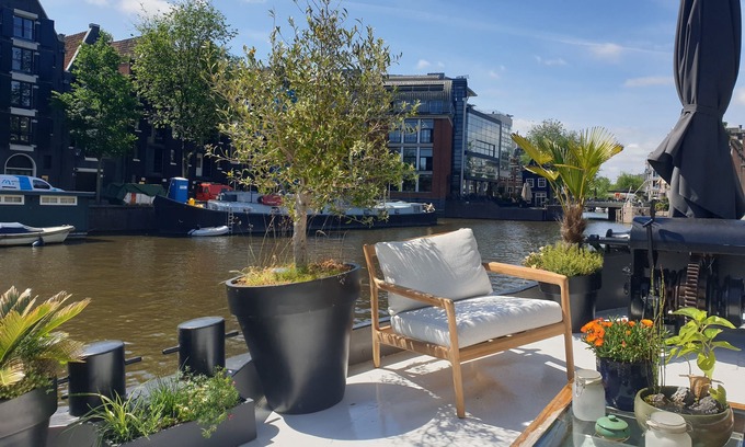 Plantage Location De Bateaux | Luxueuse péniche de 3 chambres de 110 m² à Amsterdam Centre!