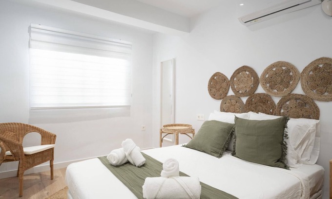 Angustias - Chana - Encina Appartement | Luxurious 3BR Apt Near Train Station and City Center – Ideal for Families