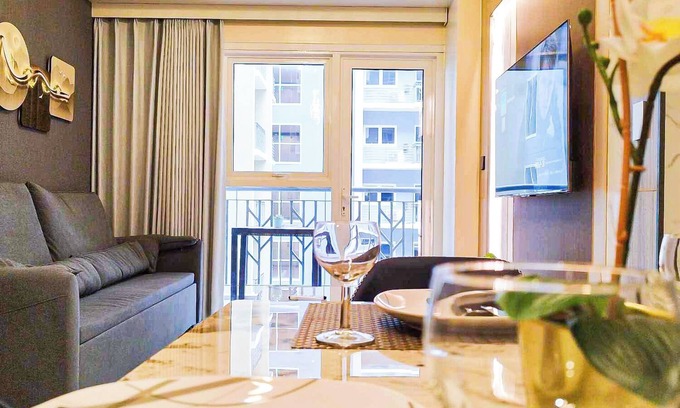 Tambo Appartement | Luxurious 3BR with Sunset, Pool View across Okada Manila II 12pax