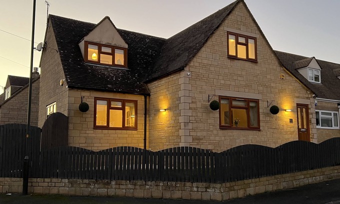 Maugersbury Maison | Luxurious 4 Bed house with Hot Tub in the Cotswolds!