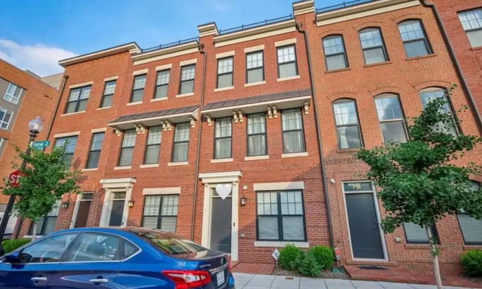 Northeast Maison | Luxurious 4BR TH w. free parking, close metro access, & patio in Washington, DC