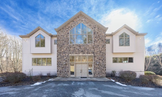 Chadds Ford Maison | Luxurious 5-bedroom 5.5 bath house with AC, WiFi in charming Chadds Ford