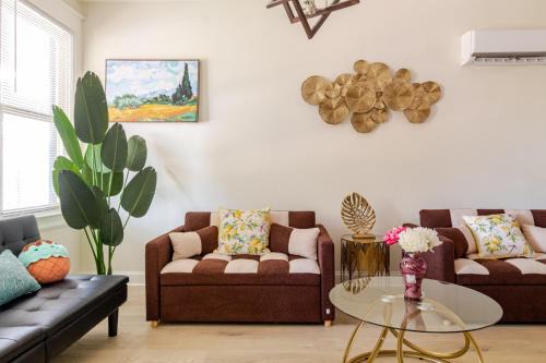 Northeast Maison | Luxurious 5 BR House!1 Mile from Capitol Hill!