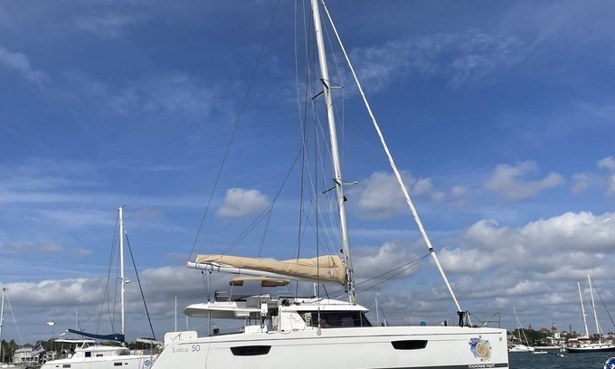 Edgewater Location De Bateaux | Luxurious 50 ft. Fountaine Pajot Saba. Six Cabin six head layout.