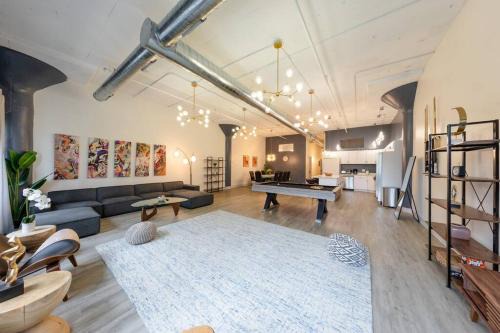 Near South Side Appartement | Luxurious 5BR Suite Perfect for Group of 12 guests with Pool table, Optional Parking and Gym Access Near McCormick Place and Soldier Field