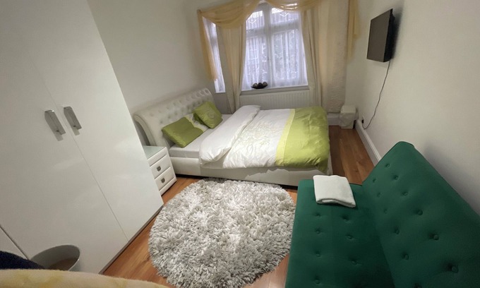 Newbury Maison | Luxurious 6-Bed Entire House in London ilford