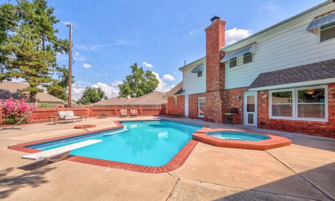 Central Oklahoma City Maison | Luxurious 7 bedrooms Retreat with Heated Pool , Hot tub & King Beds