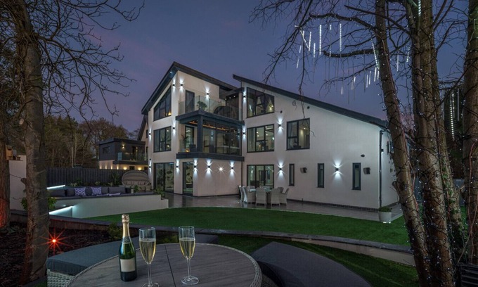 Durham Maison | Luxurious 7 bedroom durham mansion pool, hot tub, cinema