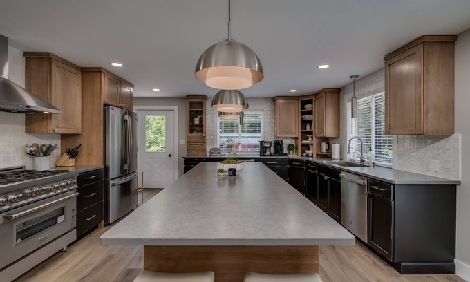 Glenfield Maison | Luxurious Adirondack lodge with sauna and hot tub