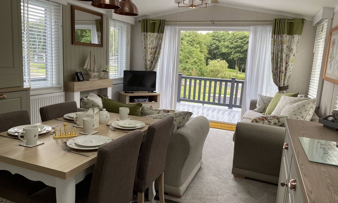 Woodfalls Cabine | Luxurious and Cosy Holiday Lodge in the New Forest National Park. Free Pets