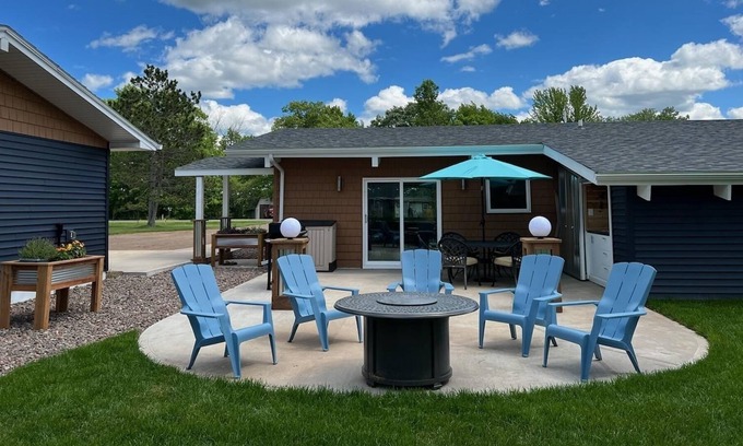 Sturgeon Lake Maison | Luxurious and Fun Lake Cottage Near the Munger and Soo Line