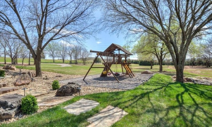 Wheatland Maison | Luxurious and Spacious Home along Rt 66 in Countryside of Arcadia, OK