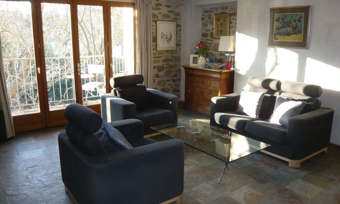 Taurize Appartement | Luxueux appartement pour deux / trois avec vue sur la rivière, piscine de roche / waterfal