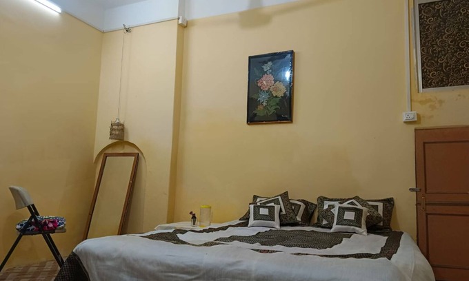 Varanasi Appartement | Luxurious apartment for comfortable accommodation of 4 to 6 people near temple.