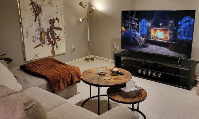 Meadowvale Village Appartement | Luxurious Basement Apartment with Pool