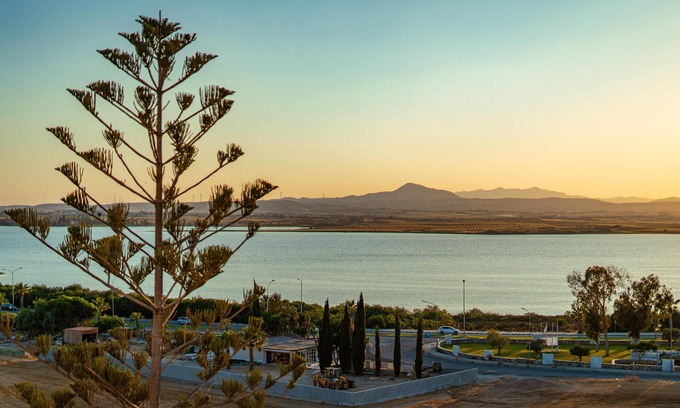 Larnaca Appartement | Luxurious brand new building with amazing salt lake views inhabited by flamingos!