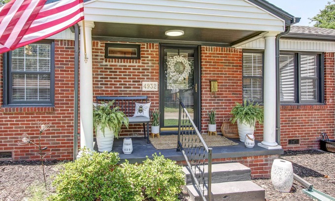 Tulsa Cabine | Luxurious Brookside HideAway Central to All Things Tulsa!