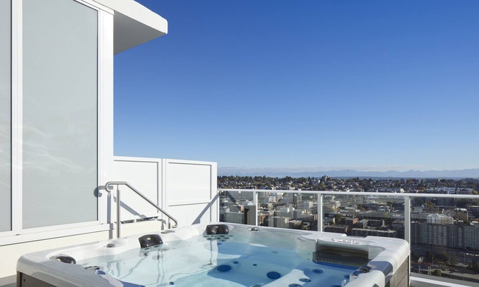 South Lake Union Hôtel | Luxurious Cascades Penthouse: Stunning Views & Exclusive Amenities Await You