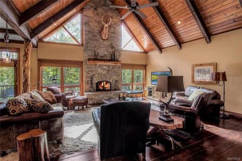 Ellicottville Maison | Luxurious Chalet! Hot-tub, Bonfire & Ideal Location for Skiing & Town