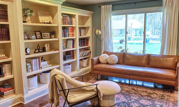 Williamsville Maison | Luxurious, comfortable pool home in Buffalo, minutes from Niagara Falls