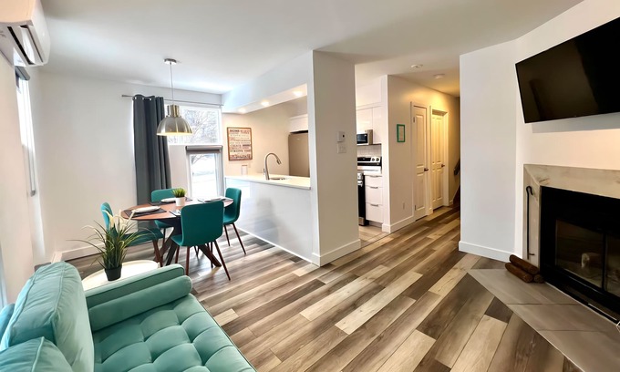 Magog Appartement | Luxueux condo au centre-ville de Magog avec foyer au bois et piscine