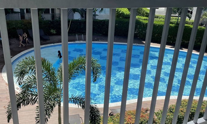 Las Pinas Copropriété | Luxurious Condo overlooking the pool