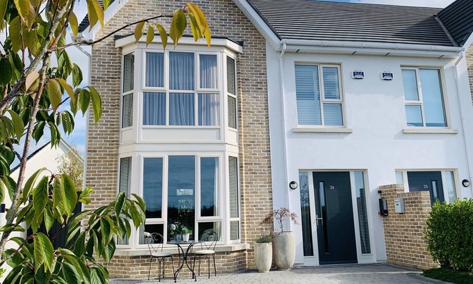 Blackrock Maison | Luxurious Cosy Home for Weekly or Monthly Rent