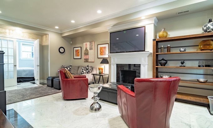 Rush and Division Villa | Luxurious Cozy 4BR 4-Story Gold Coast Villa with Free Parking