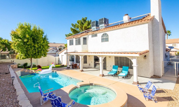 Whitney Ranch Maison | Luxurious & Cozy ⛱SUNNY PRIVATE Pool★PETS ALLOWED★PVT Yard★Arcade Game Room