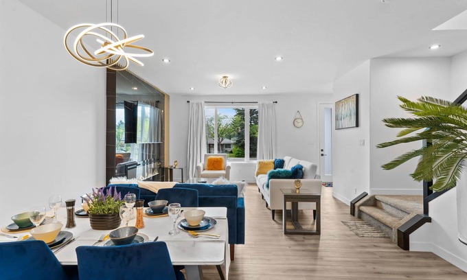 Old Strathcona Maison | ⭐Luxurious Downtown Duplex⭐ Magnificent ⭐Stylish ⭐Modern ⭐Sleeps 7