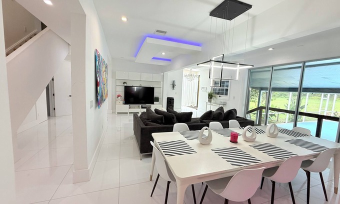 Dade City Maison | Luxurious Entertainment Mansion