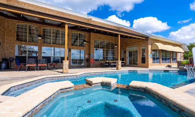 Helotes Maison | Luxurious Estate with Private Pool, Basketball Court, and City Views