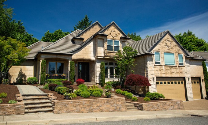 Northwest Portland Maison | Luxurious Forest Heights Furnished Home For Rent