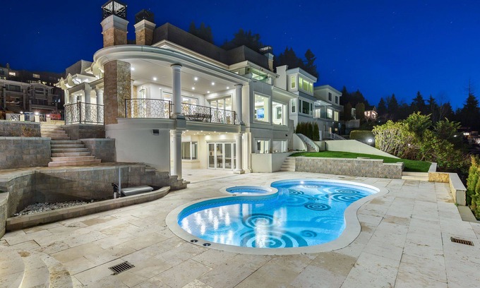West Vancouver Maison | Luxurious French Style Mansion