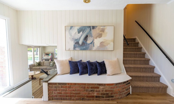 Andover Maison | Luxurious, fully renovated 5 bedroom home great indoor & outdoor living spaces