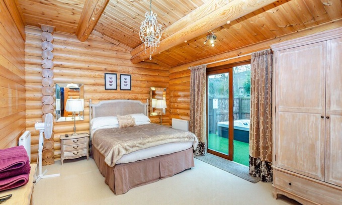 Carlton-in-Cleveland Cabine | Luxurious real log lodge.