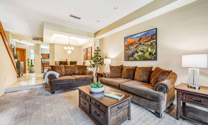 Scottsdale Ranch Copropriété | Spacious getaway near downtown with shared pool, patio, balcony & jetted tub