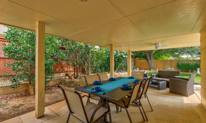 Central Oklahoma City Maison | Luxurious Home - Family Game Room/ Huge Patio